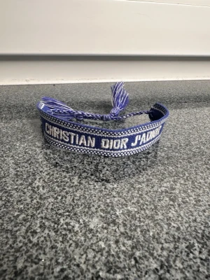 Dior Armband  - Snyggt dior armband som passar alla handleder. Skriv över det minsta lilla!