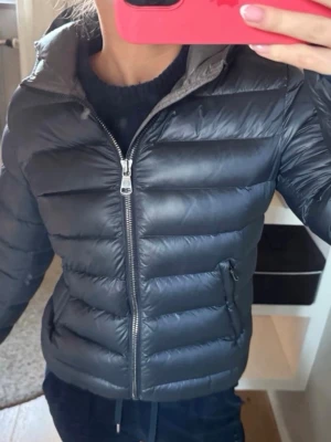 Colmar jacka dam, mörkblå  - Intressekoll, endast använd en vinter och är i nyskick💕💕, nypris 5000