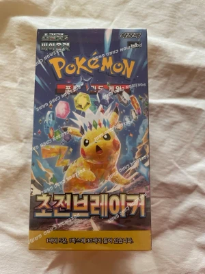 Pokémon Super Electric Breaker Booster Box (KOR) -   Beskrivning: Booster box från setet Super Electric Breaker.  Koreansk utgåva (KOR).  Officiell produkt från Pokémon Trading Card Game.  1 booster box med 30 booster packs. Factory sealed (inplastad).  Flera exemplar finns i lager. Produkten du får är identisk med den på bilden.  Snabb leverans. Samfrakt vid köp av flera varor.