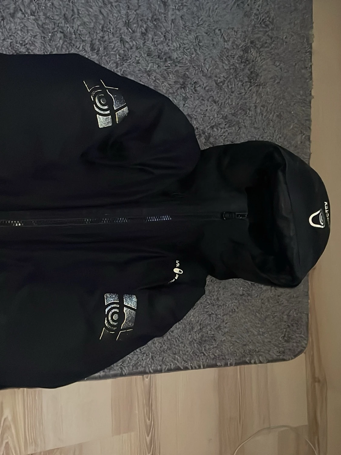 Svart vindjacka från Sail racing med tryck