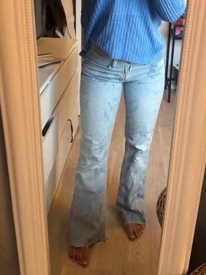 Ljusblå Levis  bootcut jeans - Ljusblå bootcut jeans med låg midja! 
