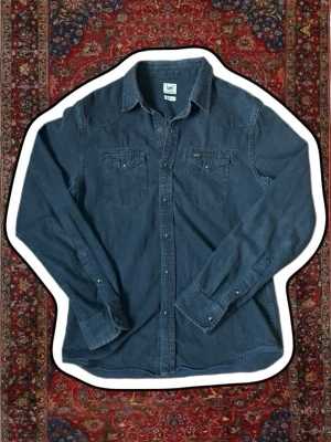 Lee jeans skjorta - Säljer min favorit skjorta från Lee. En väldigt sällsynt Lee jeans skjorta, extremt svår att hitta! Modellen är 183 och väger 73 kg