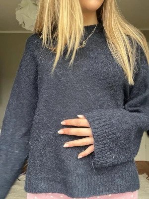 Mörkblå stickad tröja - Jättemjuk i nytt skick❤️