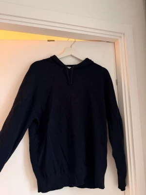 Mörkblå cashmere hoodie - En enkel och stilren mörkblå hoodie med huva. Hoodien har långa ärmar och ribbade muddar vid ärmslut och nederkant. Tillverkad i ett mjukt och bekvämt tyg som passar perfekt till en avslappnad look. Från Sayless, hör av er om ni har frågat. Kan gå ner i pris vid snabb affär. Mvh Mille
