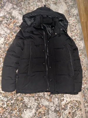 Canada Goose jacka  - Säljer en svart Canada goose som jag inte använder då den är för stor på mig 