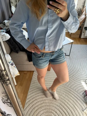 Jeansshorts - Jeansshorts i strl 38! Säljer pga för små för mig, pris kan diskuteras!💕