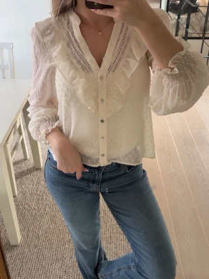 Vit volangblus - Vit blus från Zara. Använd 1 gång 