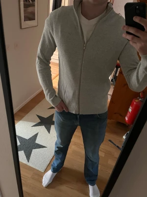 Ziptröja  - Säljer en stilren ljusgrå ziptröja från Jack&Jones! Storlek M. Hör av er vid eventuella frågor eller fler bilder!
