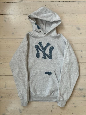 Handstitched hoodie - Extremt fet hoodie med detaljer som är gjorda för hand. Unik och har en bruuuutal passform! Fråga gärna om du har funderingar!