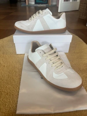 Maison margiela Gats - Jättefräscha Maison margielas som bara e använda ett fåtal gånger men i mycket bra skick. Storlek 44 