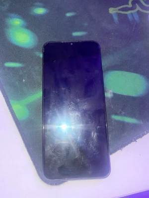 Xiaomi Mi 10 Lite lila smartphone - Snygg Xiaomi Mi 10 Lite Android-telefon i en glansig lila färg. Telefonen har en stor skärm med tunna kanter och baksidan har fyrdubbel kamera i ett fyrkantigt kamerahus. Tillverkad i glas och metall för en modern känsla.