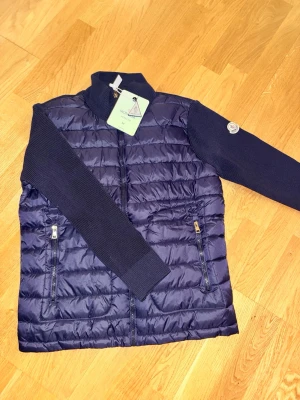 Moncler cardigan - Säljer nu en helt ny moncler cardigan i strl M och färgen mörkblå. Perfekt nu till våren. Bara att skriva ett DM vid intresse!