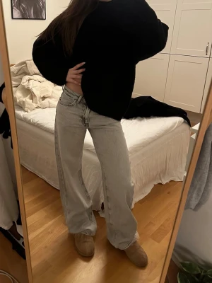 Ljusgråa raka jeans med hög midja - Säljer ett par ljusgråa jeans med rak passform och medel hög midja. Perfekta för en avslappnad och trendig look.
