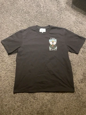 Svart Casa Blanca t shirt  - Säljer denna snygga Casa blanca t shirten då den ej kommer till någon användning längre. Skick 9/10 änvänd fåtal gånger. Storlek L. Pris går att diskutera 