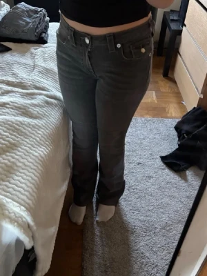 True Religion jeans W28 lågmidjade / Y2K - Säljer mina True Religion jeans i storlek W28.   Snygg passform och väldigt sköna. Perfekta om man gillar Y2K / lågmidjade jeans. Fint skick, inga hål eller fläckar.   Säljs eftersom de inte används längre. Kan skicka fler bilder vid intresse.   