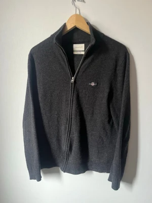 Gant half zip - Extrafine wool, skön och snygg. Storlek S, fraktar samma dag