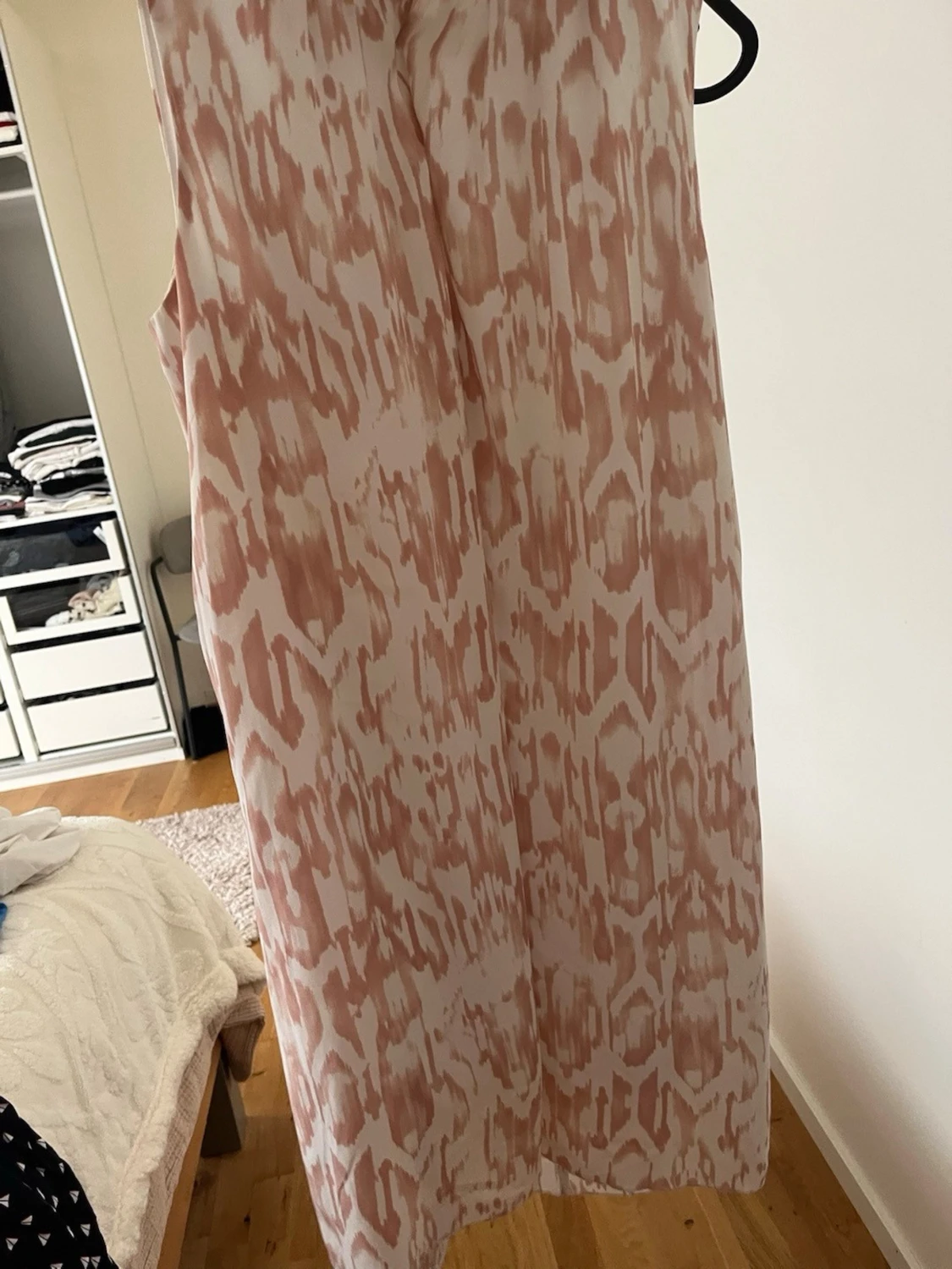 Ljusmönstrad ärmlös klänning - 2