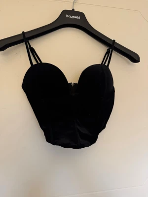 Svart sexig topp - Urringad svart mocka topp, perfekt till fest tillfällen eller event osv😍 endast använd en gång för tre år sen. 