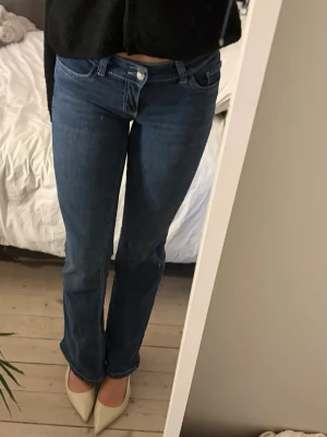 Blå bootcut jeans från Nelly - Säljer ett par blå bootcut jeans från Nelly.