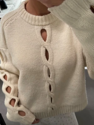 Krämvit kashmir tröja - Stickad cremefärgad tröja i kashmir från Filippa K, supersnygg! Storlek M