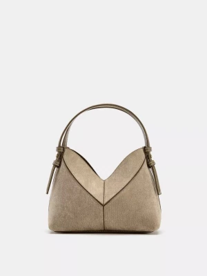 Populär beige handväska från Zara - Snygg beige handväska från Zara med unik V-formad design och kort axelrem. Väskan är tillverkad i ett strukturerat material som ger en cool och modern look. Perfekt för dig som vill ha en trendig accessoar med stilrena detaljer. Väskan är snålt använd och i väldigt bra skick, bandet och ”plånboken” ingår. 