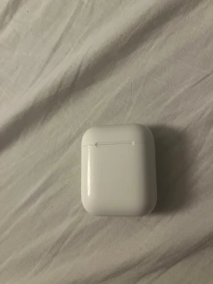 Vita trådlösa Air Pods - Säljer ett par vita trådlösa Air Pods. Bra skick! 100% äkta! Har box och allt som komer med! 