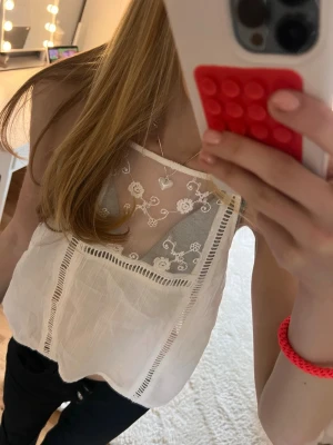 Topp! - Jätte fint somrigt linne! Super snygg med en bikini under eller en snygg bh. Rekommenderar för någon som är runt 165 cm❣️aldrig använd, prislappen kvar. Nypris ligger på 299 kr.