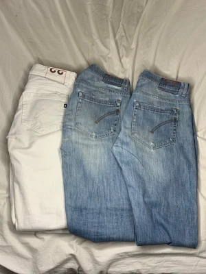 Dondup george bulk 3x dondup george w32-w33 - Bundle med 3 par Dondup jeans i olika tvättar (vit och ljusblå).  Slim fit modeller med stretch och bra passform.  Modellen är något kortare i längden jämfört med vissa jeans därför säljer jag dem såhär. Skriv gärna om du vill ha mått eller fler bilder.  Perfekt för någon som vill ha flera par designer jeans eller för resale.  Säljes helst tillsammans. Pris kan diskuteras vid snabb affär.