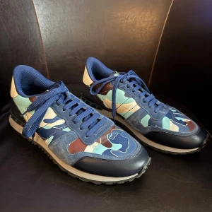 Valentino Rockrumner Sky blue strl 44 - Valentino Rockrumner sky blue storlek 44, använt några gången med lite tecken på användning men inte så farligt, cool färg och skön sko men pengar ska in på das x, bifogar självklart fler bilder vid förfrågan😇