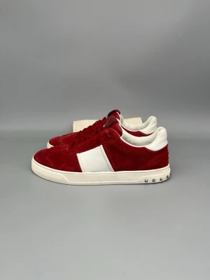 Valentino Flycrew Skor I Röd Mocka - • The shoes have only been worn a few times and are in like-new condition  • Size: 39 (fits 39.5–40)  • Color: Red  • Retail price: ~5000 SEK (no longer in production)  • Dustbag included