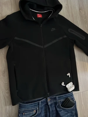 Svart Nike hoodie med dragkedja - Helt oanvänd och ny Nike Tech Fleece med storleken M. Hör av dig vid frågor eller funderingar😁.