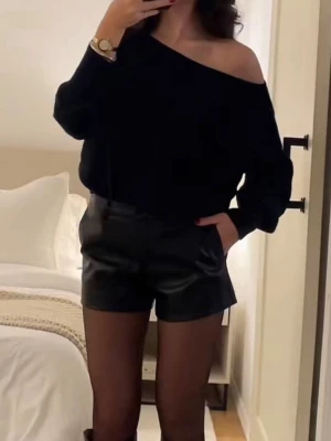 Matta skinn shorts - Snygga svarta shorts i skinnimitation med fickor fram. Är i low-mid waist och super sköna! Använda en gång och därav super skick!!!🖤