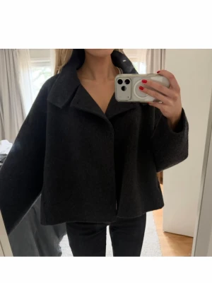 Vår jacka   - Super snygg kappa köpt från Mango. Köpt för 1200🩷hög krage