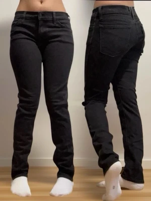 Vintage slim skinny Tommy Hilfiger Jeans - Säljer en väldigt snygg vintage dam Jeans i low rise. Jag är 158 cm. Jag kan skicka den inom 24 timmar. Pris kan diskuteras! 😇 Midja: 34 cm Höjd: 27 cm Längd: 96 cm Innerben: 66 cm