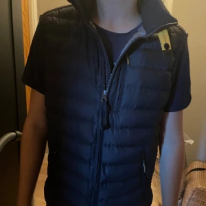 Svart väst från parajumpers - Det är bra skick på västen.det är inget hål eller något jag skulle säga att den är 9/10 