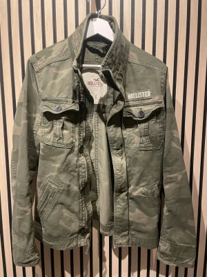 Hollister jacka  - Stilren vår jacka från hollister. Måste säga att detta är en av mina favoriter. Lätt att styla men också riktigt snygg. Säljer för att den är för liten för mig. Storlek S, pris kan såklart diskuteras vid en snabb och bra affär😎