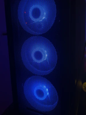 Stationär dator med blå LED-fläktar rtx 4090 ram 32gb i9  - Säljer en stationär dator med tre stora blå LED-fläktar i fronten och sidopanel i glas. Chassit är svart och har meshfront för bra luftflöde. Perfekt för gaming eller kreativa projekt där du vill ha snygg belysning och modern design. Rtx 4090 ram 32gb 