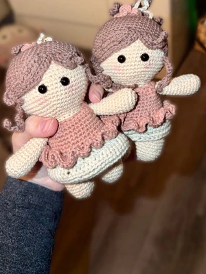 Två amigurumis  - Säljer dessa två supersöta, handvirkade Amigurumi-dockor som jag själv har skapat. Mått: cirka 17cm.                                         Skick: Helt nya och oanvända (handgjorda av mig). Material: Virkade i mjukt bomullsgarn, perfekt som doppresent, prydnad i barnrummet eller som en unik gåva.