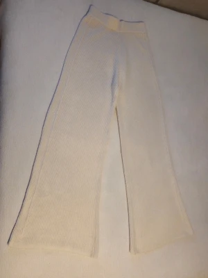 Beige ribbade mjukisbyxor från Cider - Säljer ett par stickade byxor från Cider i storlek S. Cremevit färg och fin detalj vid sidorna, perfekt för en avslappnad stil✨