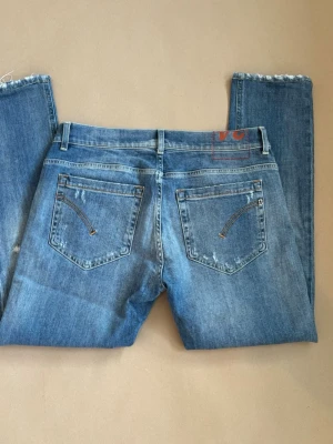 Dondup jeans med slitningar (nyskick)  - Dondup jeans i modellen George! | storlek 34, kolla mått på bilder | nyskick | hör av dig vid funderingar! | fraktar inom kort  J2