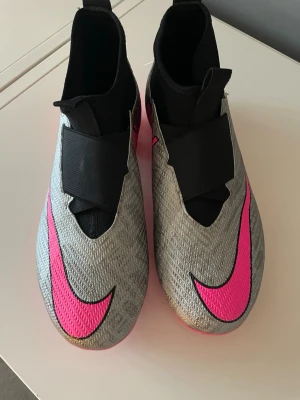 Nike Mercurial fotbollsskor silver/rosa - Snygga Nike Mercurial fotbollsskor lagom inköpta tills dottern ville sluta spela fotboll. Storlek 37,5 (23,5 cm). Inköpta förra året.