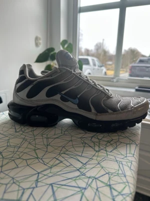 Nike TN airmax  - Nike Air Max Plus sneakers i grått och svart med ikoniska vågformade detaljer och synlig Air-dämpning i sulan. Ja köpte dom för 2300 och säljer för 600kr. De är storlek 44.5 men dom är lite stora i storleken så passar runt 43-44. Vid snabb affär kan gå ner. Skriv om du har några frågor eller är sugen på att köpa!
