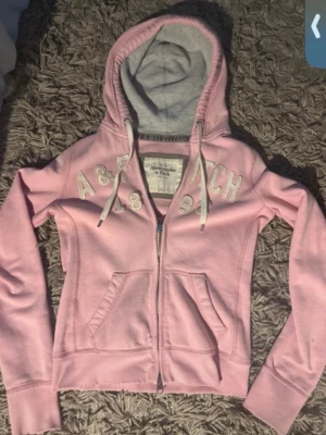 Abercrombie & Fitch - Snygg ljusrosa zip hoodie från Abercrombie & Fitch. 