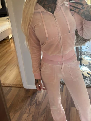 Juicy couture set  - Ljusrosa juicy set storlek XS i tröjan & XXS i byxor. Byxorna saknar metalländarna & fläckar längst med (se bilder) har ej testat att ta bort så vet ej om det går - därav det billiga priset. 🌸🩷 ▪️ TikTok - Ginise ✨ 