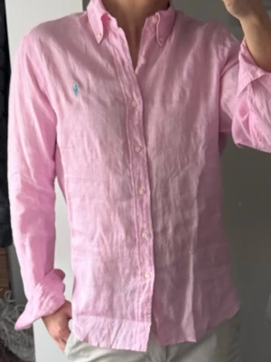 Rosa linneskjorta från Polo Ralph Lauren - Säljer denna snygga ljusrosa skjorta i 100% linne från Polo Ralph Lauren i storlek i mycket bra skick