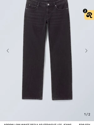 Svarta raka jeans från Weekday - Säljer ett par svarta jeans från Weekday i modellen arrow med låg midja och raka ben. Jeansen har klassisk femficksdesign och är tillverkade i denim. Perfekt för dig som gillar en enkel och stilren look. Storlek W28 L32