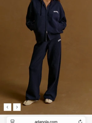 Adanola stickat set - Super fint stickat set ifrån adanola, i storlek s i båda delarna och tall på byxorna! Använt men fint skick, skriv för egna bilder! Nypris: 2700kr