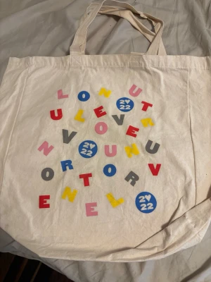 Harry styles tote bag - Säljer min love on tour bag från 2022 då den ej används. Köptes under konserten i Sthlm och har aldrig använts. Köpt för 500kr