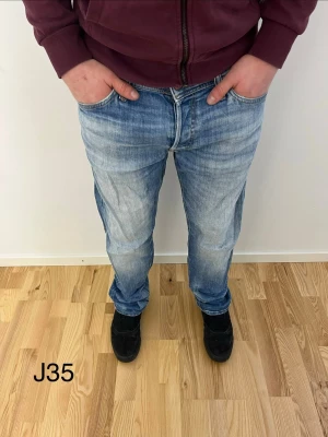 Blåa Jack & Jones jeans - Blåa Jack & Jones Jeans. Storlek W30 L34. Passform Tapered/Mike. Stora i storleken därav priset! Hör av er vid minsta fundering! 