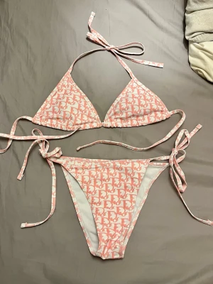 Bikini rosa strl S - Helt ny och oanvänd rosa monogram bikini i strl S. Kanske passar XS också beroende på hur täckande den ska vara. 